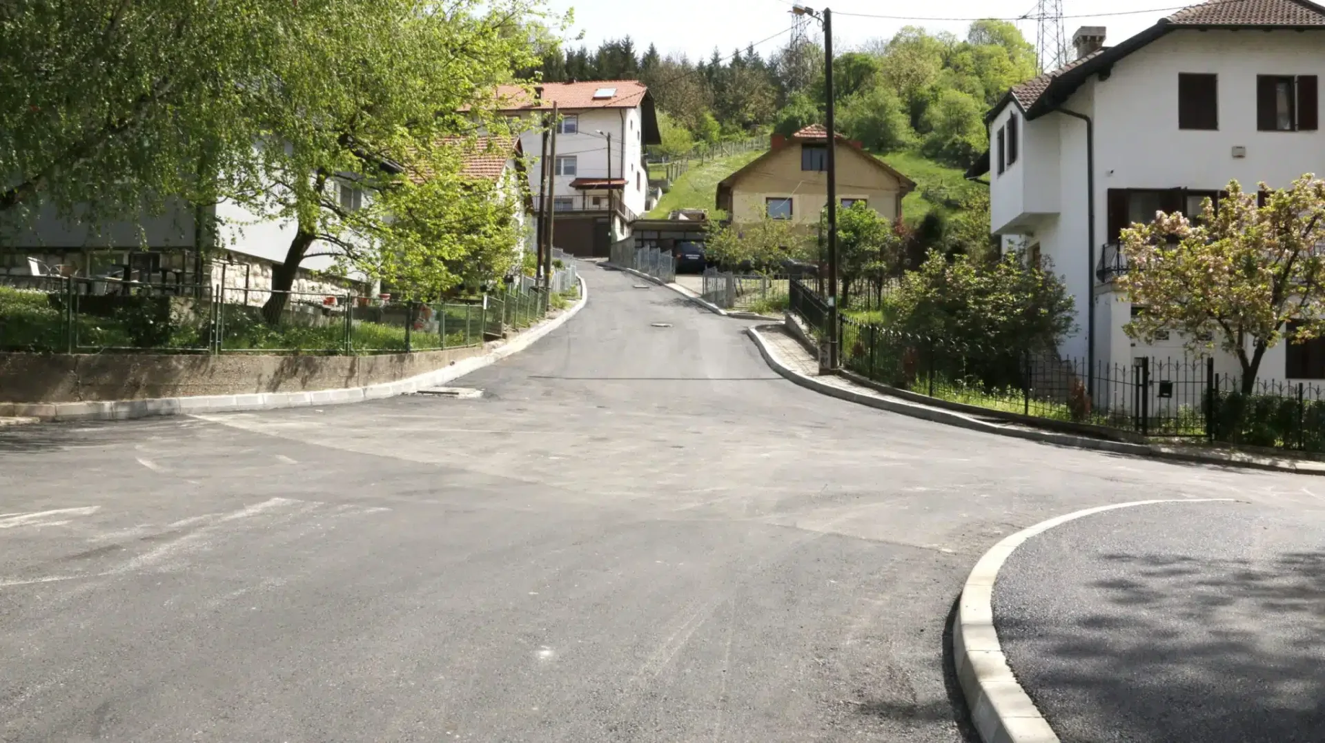 (FOTO)U toku radovi na unapređenju putne infrastrukture u tuzlanskoj ulici Slavka Mičića