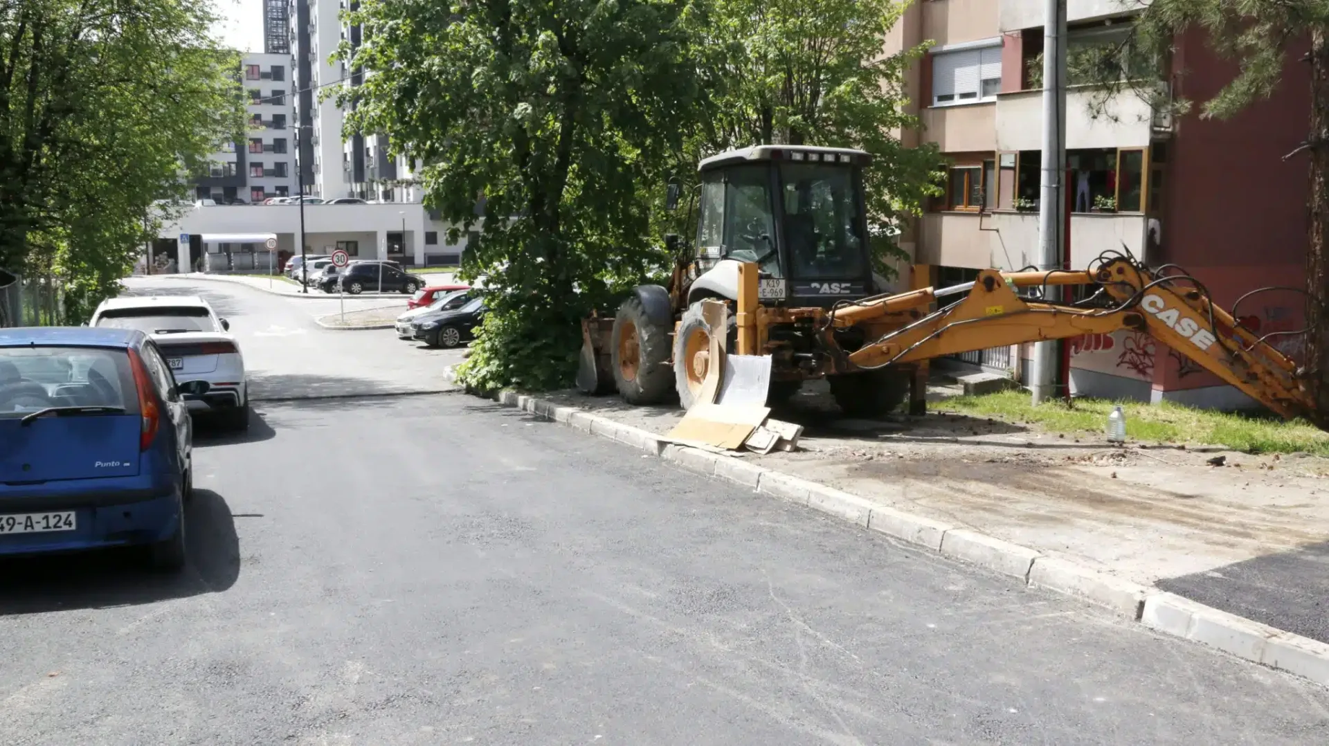 Na području grada Tuzle u toku je sanacija puteva u više mjesnih zajednica