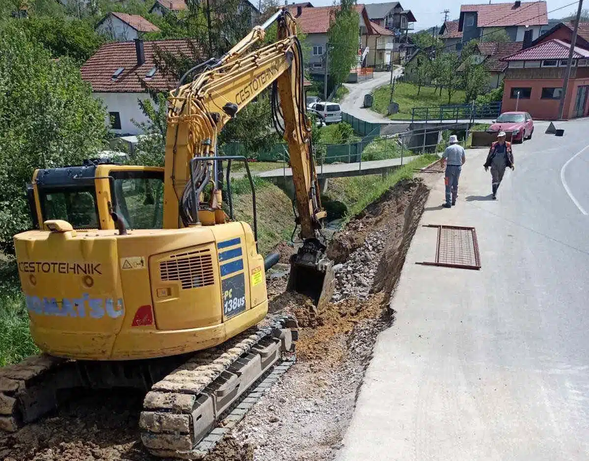 U toku interventni radovi na Moluškom potoku (FOTO)