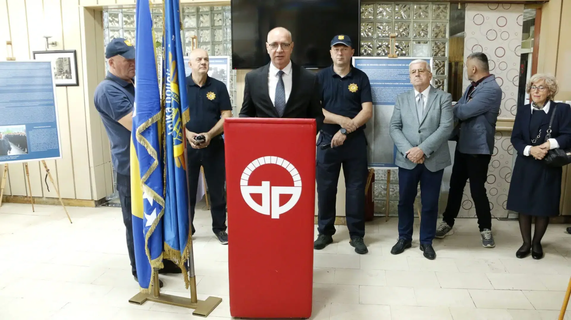 Održan prijem za porodice poginulih policajaca – Tuzla odala počast poginulim pripadnicima policije