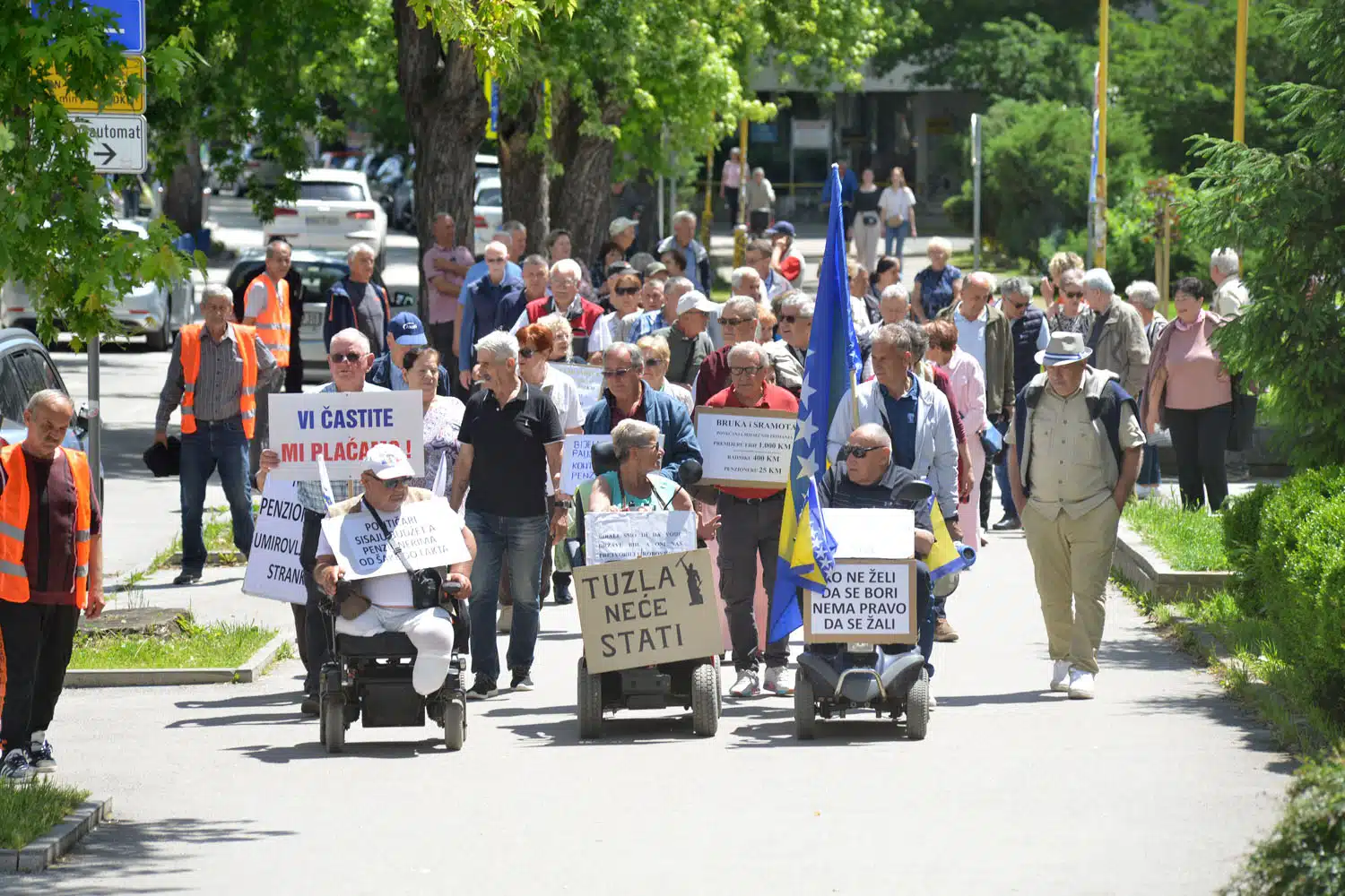 Penzioneri Tuzlanskog kantona mirno protestovali: Zahtijevaju veće penzije i dostojanstven život