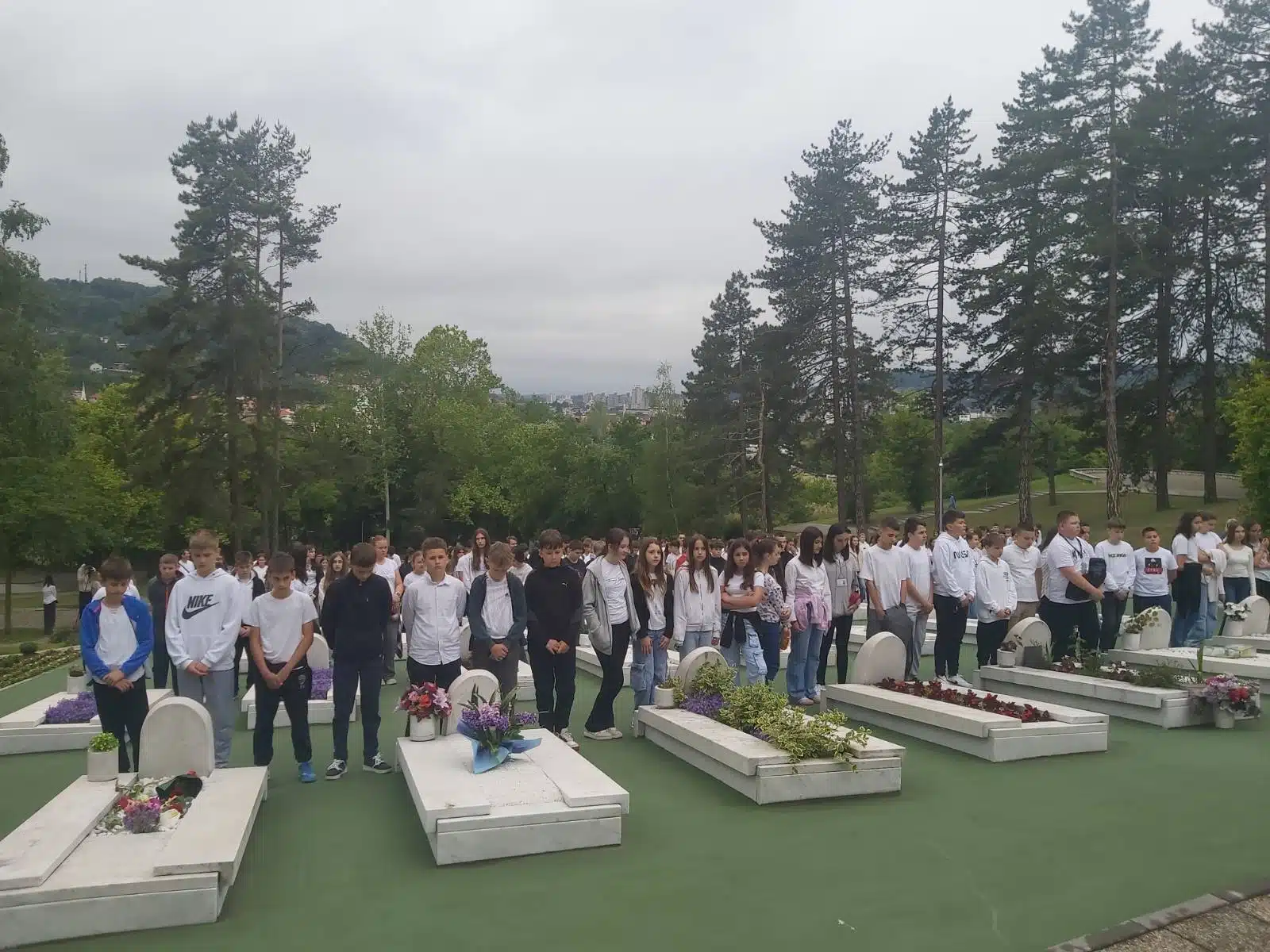 Učenici OŠ Novi Grad Tuzla odali počast žrtvama stradalim na Kapiji (FOTO)
