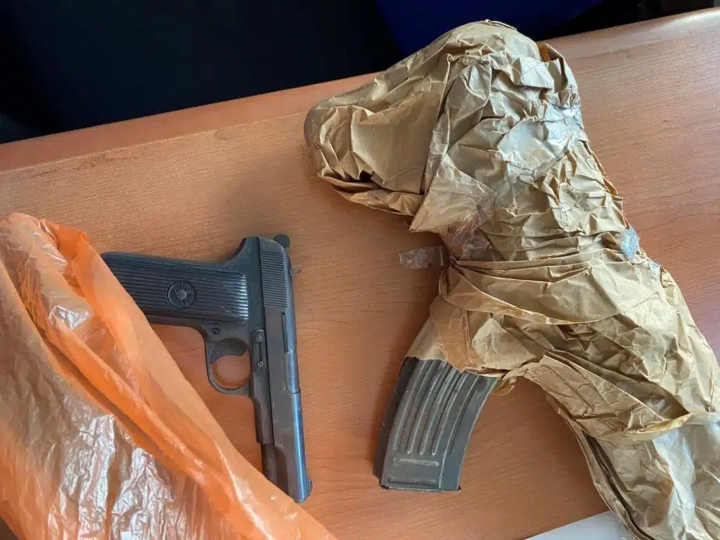 (FOTO) Policija TK izvršila pretrese na više lokacija: pronađeno oružje i droga