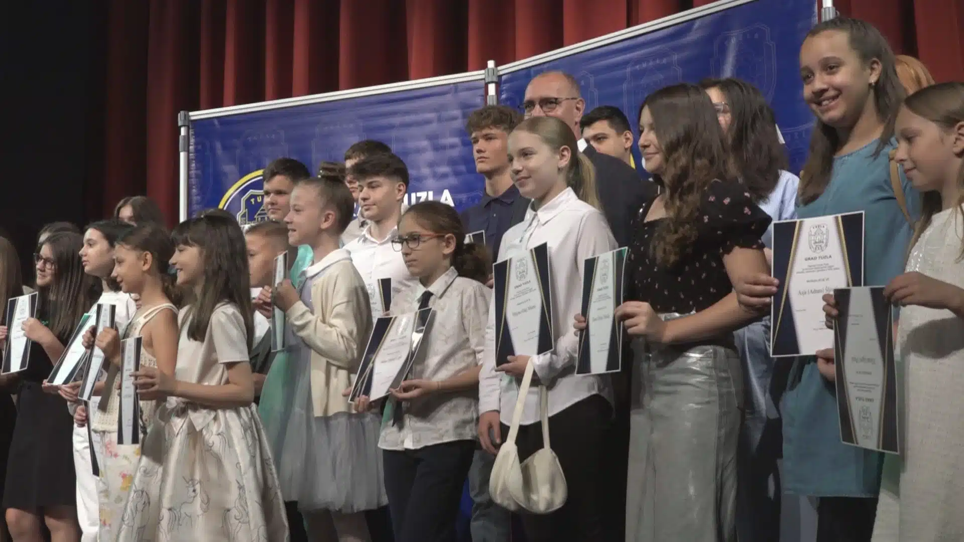 Grad Tuzla nagradio 134 najuspješnija učenika i studenta, izdvojeno 100.000 KM iz budžeta (VIDEO)