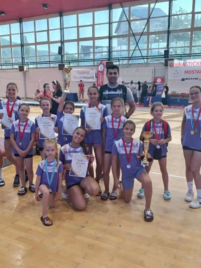 Sjajan nastup GK Salto Tuzla na gimnastičkom takmičenju u Mostaru – brojne medalje i odlični ekipni rezultati (FOTO)