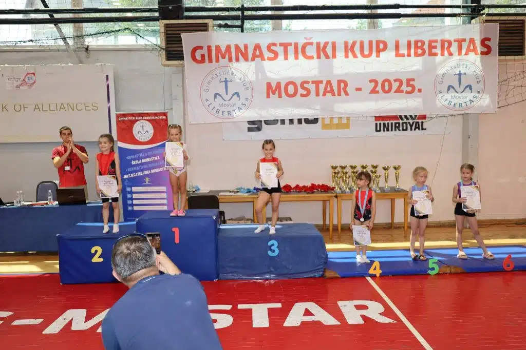Sjajan nastup GK Salto Tuzla na gimnastičkom takmičenju u Mostaru – brojne medalje i odlični ekipni rezultati (FOTO)