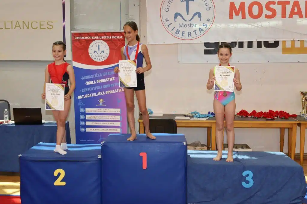Sjajan nastup GK Salto Tuzla na gimnastičkom takmičenju u Mostaru – brojne medalje i odlični ekipni rezultati (FOTO)