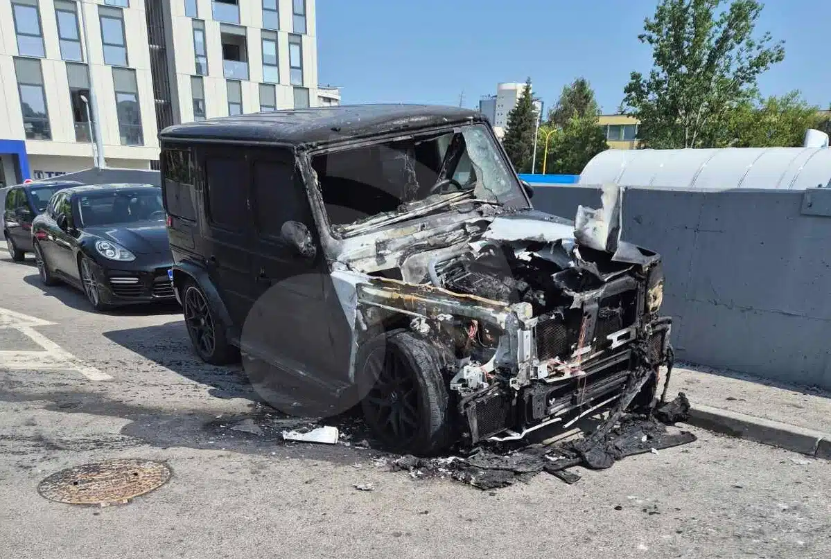 Izgorio luksuzni Mercedes u Tuzli: Policija istražuje uzrok požara