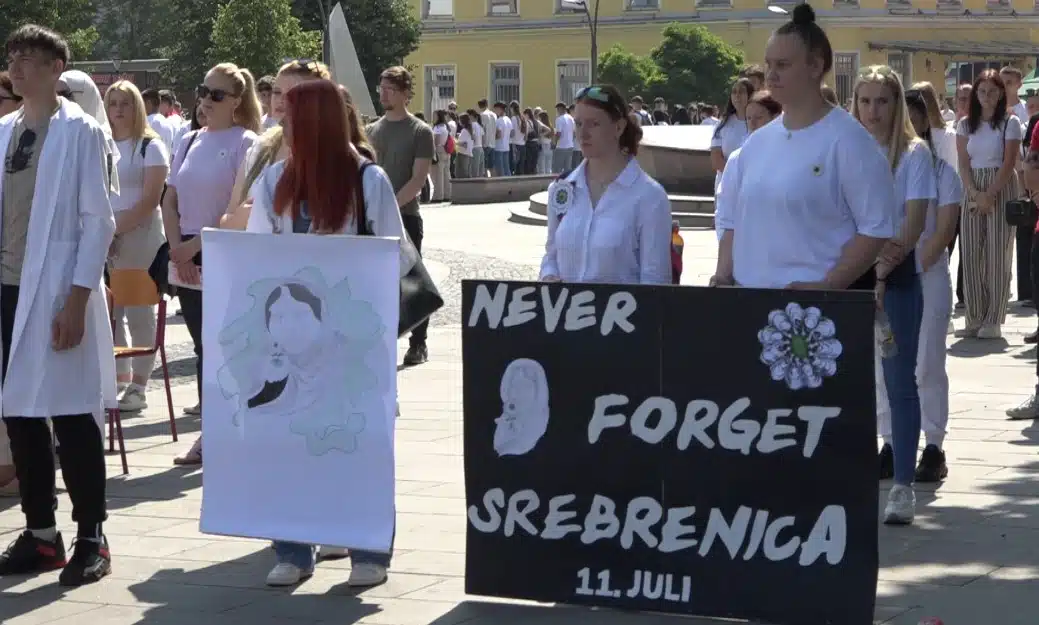 Mladi u Tuzli poručili: Sjećamo se – za pravedniju budućnost (VIDEO)