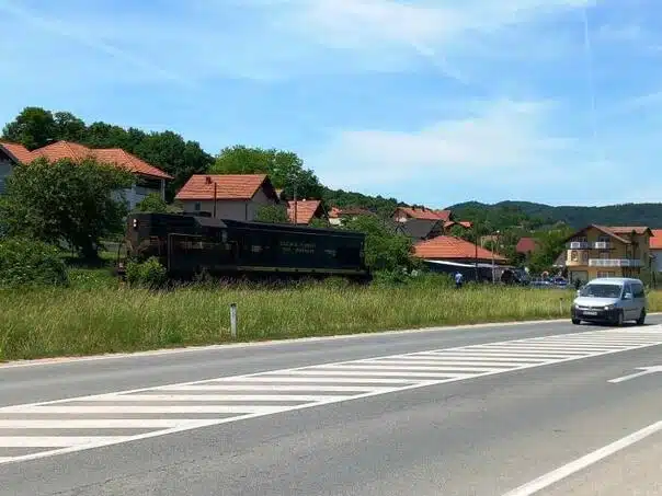 Nova nesreća na pružnom prelazu u blizini Tuzle: Sudar lokomotive i auta