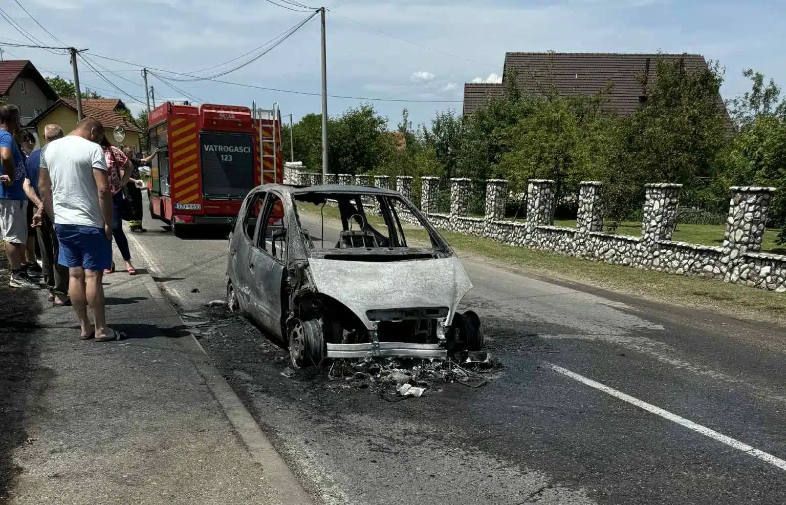 Automobil planuo u Šerićima kod Živinica, nema povrijeđenih