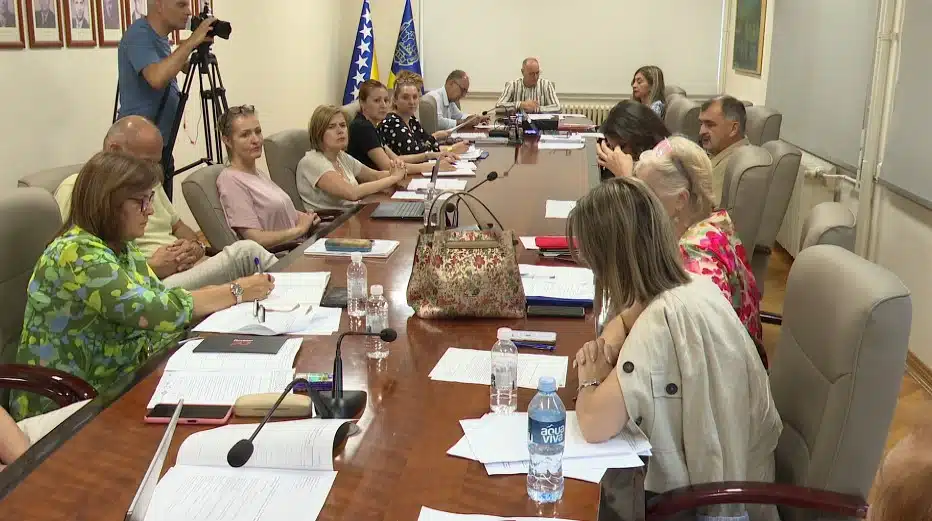 Kolegij gradonačelnika Tuzle: Cisterne će i dalje dostavljati vodu ugroženim domaćinstvima (VIDEO)
