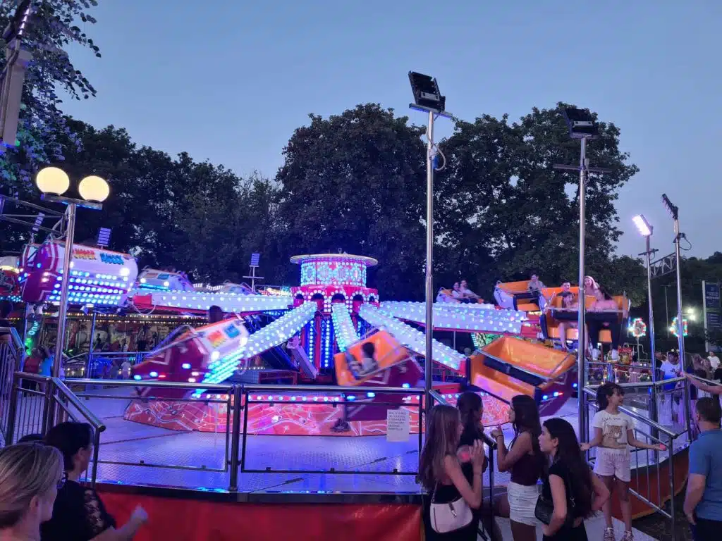 Luna Park Europa već danima privlači brojne posjetitelje u Tuzli – provedite nezaboravno veče uz zabavu za sve generacije! (FOTO) Luna Park Europa već danima privlači brojne posjetitelje u Tuzli – provedite nezaboravno veče uz zabavu za sve generacije! (FOTO)