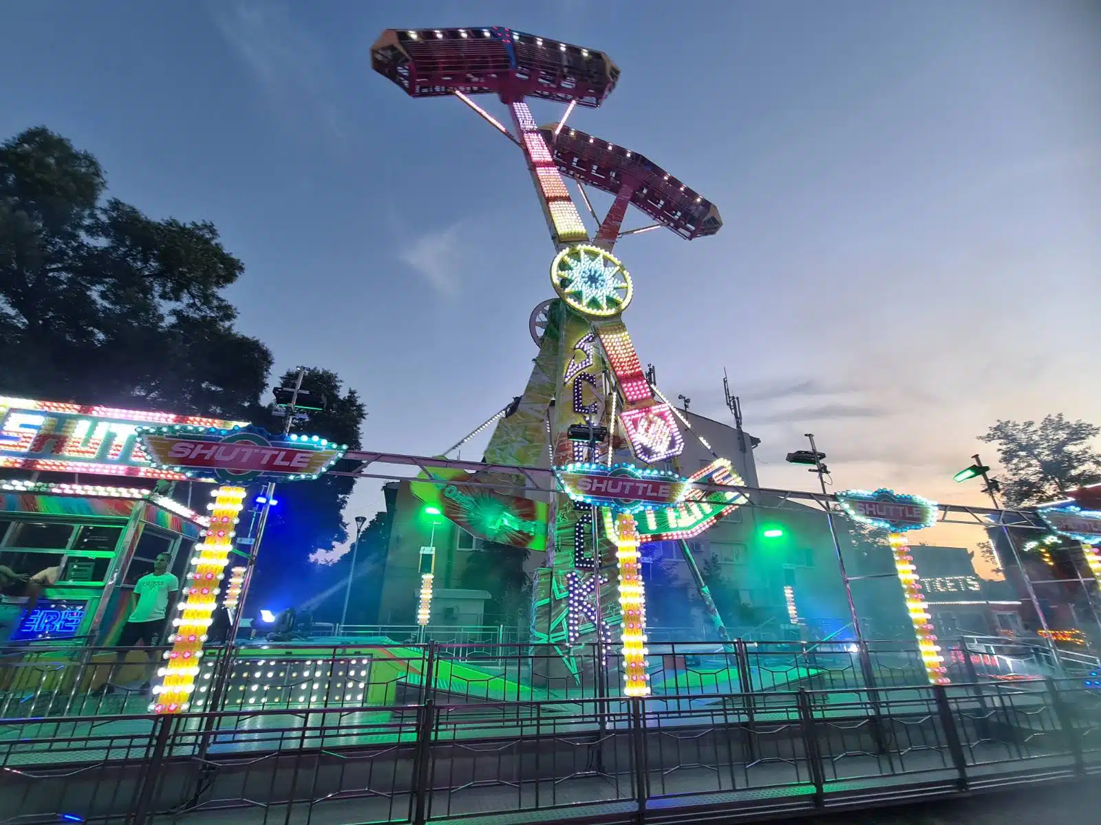 Luna Park Europa već danima privlači brojne posjetitelje u Tuzli – provedite nezaboravno veče uz zabavu za sve generacije! (FOTO)