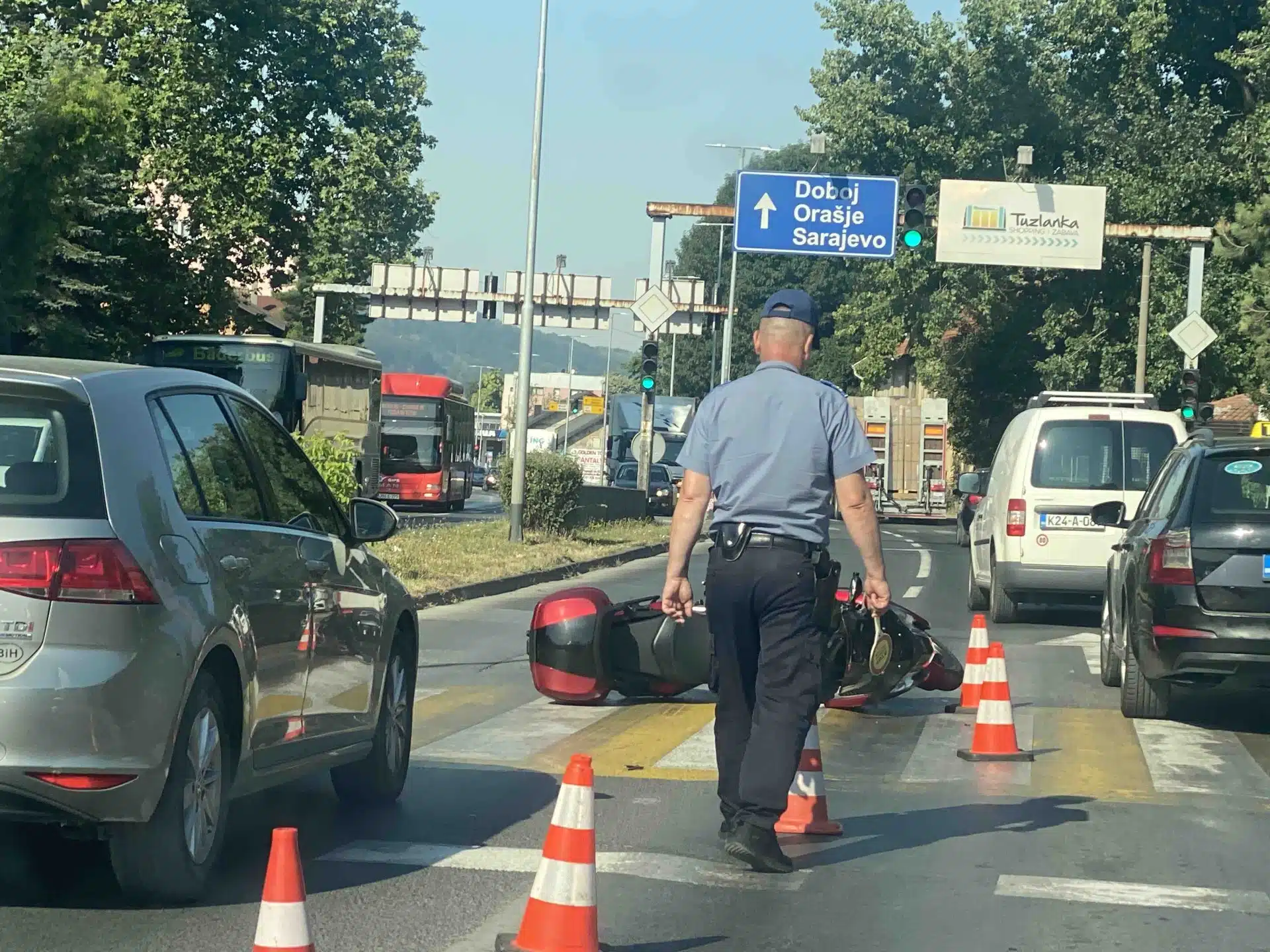 Teška nesreća u Tuzli, sudar auta i motora