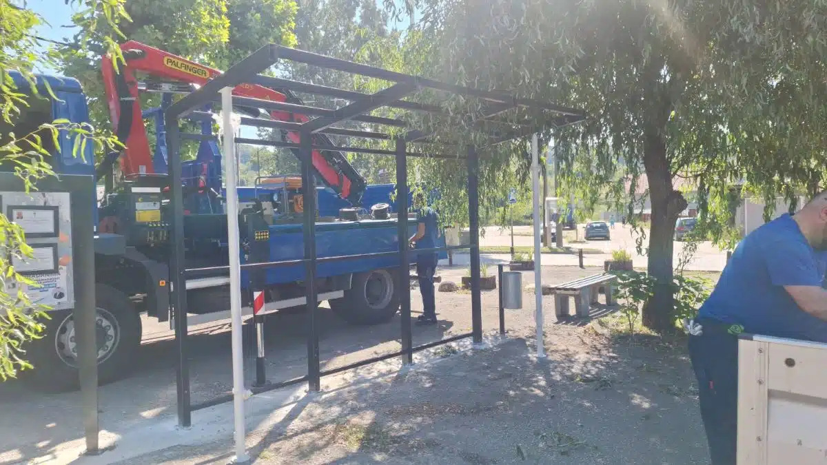 U toku postavljanje autobuskih nadstrešnica na gradskim autobuskim stajalištima