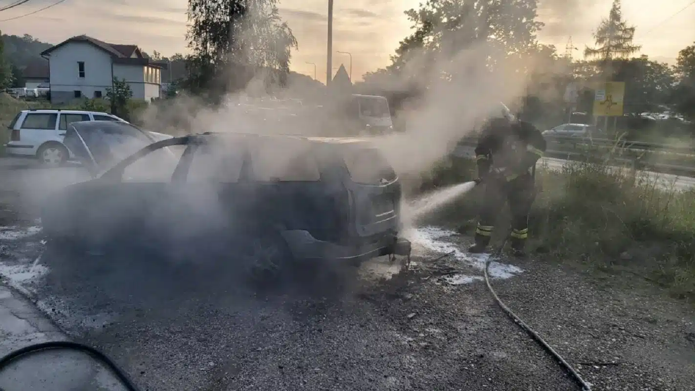 Tuzla: Vatrogasci gasili požar na automobilu