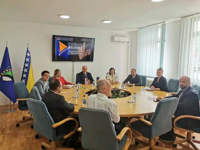 Delegacija Ambasade SAD i AmCham BiH posjetila Kantonalnu privrednu komoru Tuzla radi jačanja saradnje