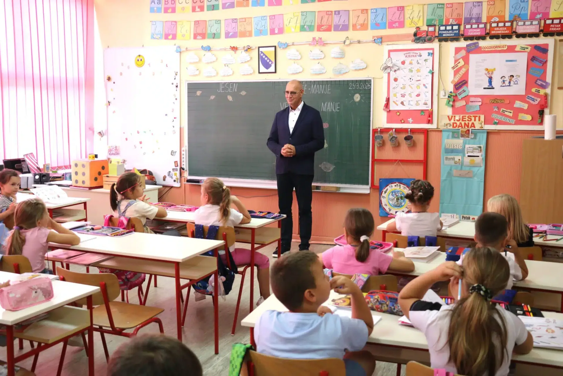 Gradonačelnik Lugavić i ove godine obradovao prvačiće poklon paketima
