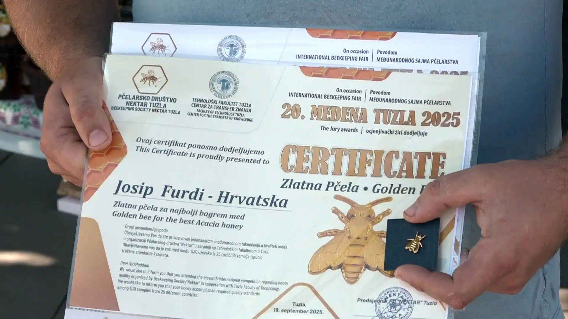 Otvoren jubilarni 20. sajam pčelarstva “Medena” – nagradu “Zlatna pčela” osvojio pčelar iz Hrvatske (VIDEO)