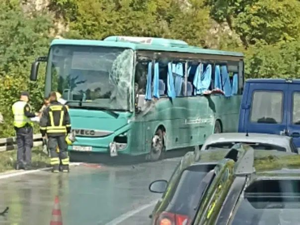 Dvije osobe povrijeđene u sudaru vojnog autobusa i kamiona kod Srebrenika