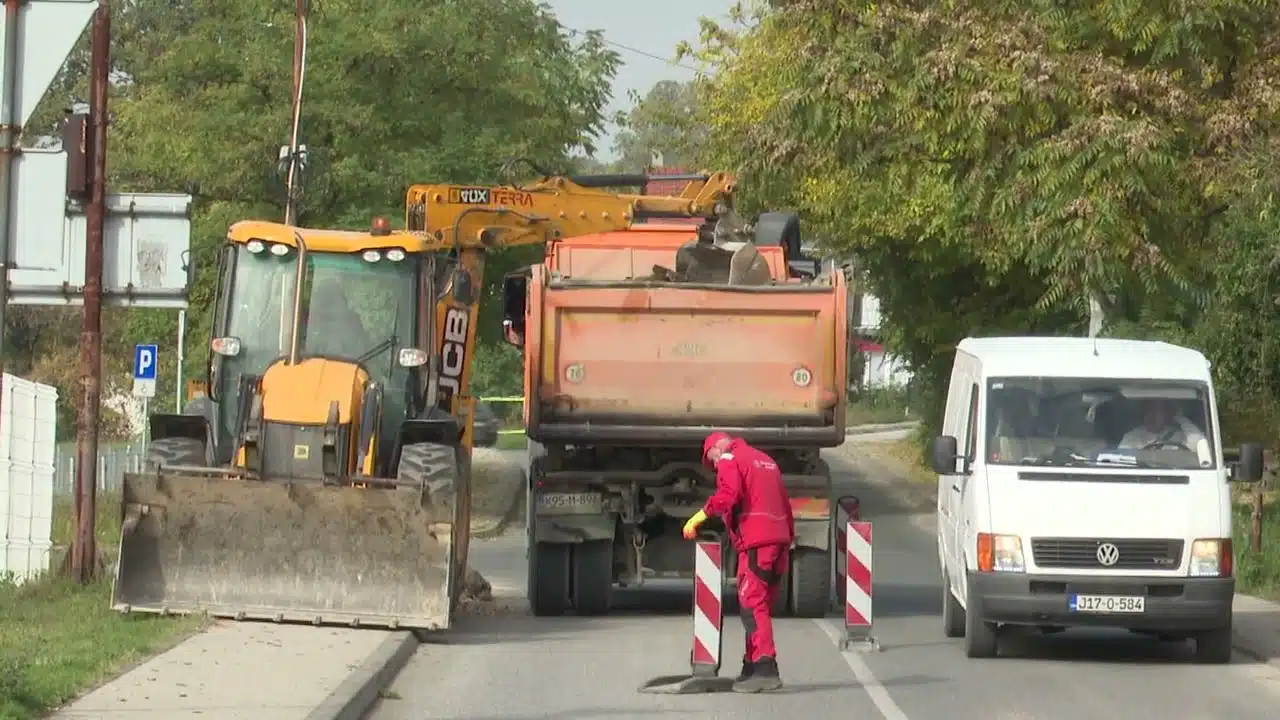 Počeli radovi na montažnom kružnom toku kod Džindijske džamije (VIDEO)