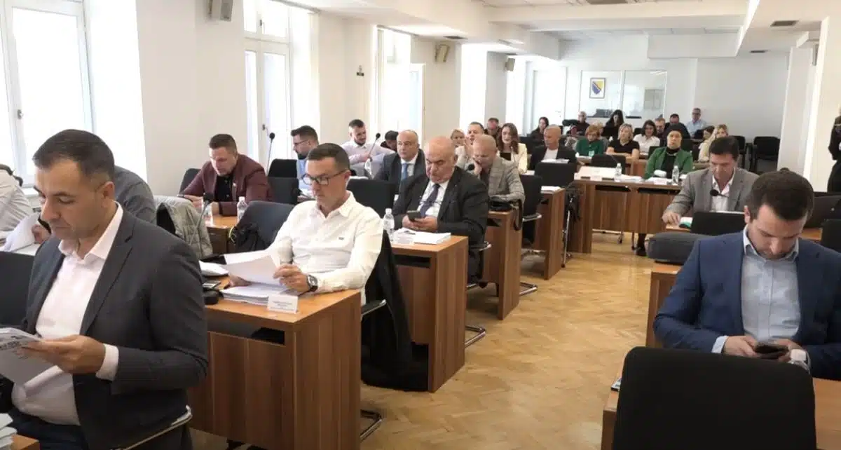 Gradsko vijeće Tuzla usvojilo izmjene i dopune tehničkih uslova za priključenje na sistem daljinskog grijanja (VIDEO)