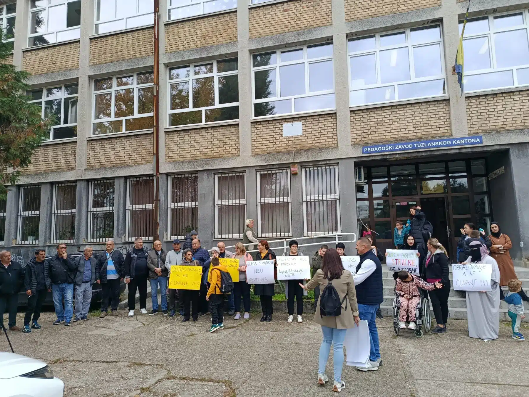 Roditelji djece s autizmom protestovali u Tuzli, traže bolju organizaciju i sigurnost djece