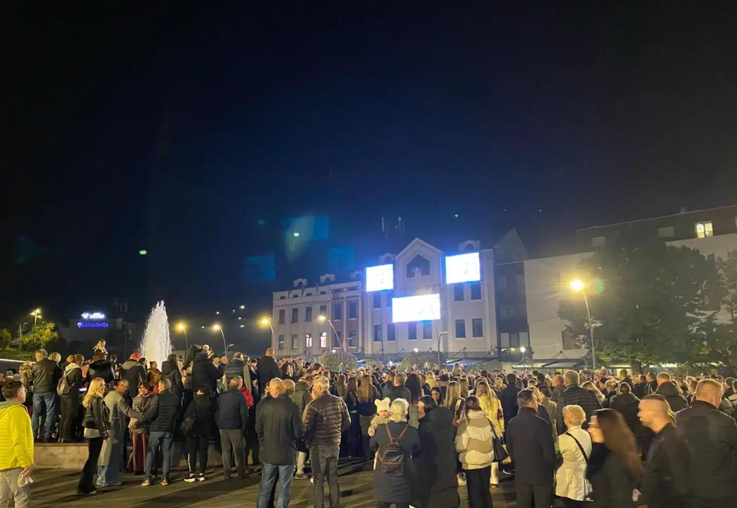 Tuzlaci se večeras okupili na Trgu slobode u čast Halidu Bešliću