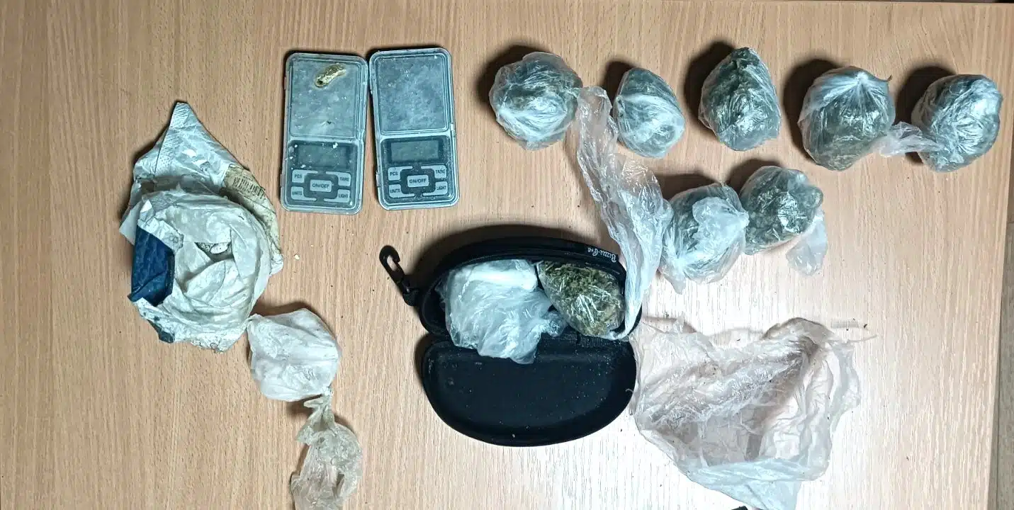(FOTO) Policija u TK izvršila pretrese zbog droge, uhapšena jedna osoba iz Lukavca