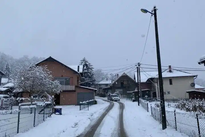 Zbog snijega više tuzlanskih naselja bez struje i vode: Ekipe na terenu otklanjaju kvarove