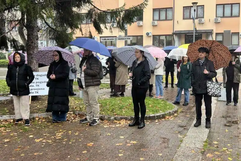 Mali broj građana Tuzle na protestu ispred MUP-a TK
