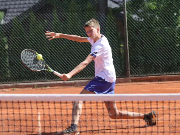Dvostruki reprezentativac iz Tuzle: Nikola Pavljašević briljira u tenisu i atletici