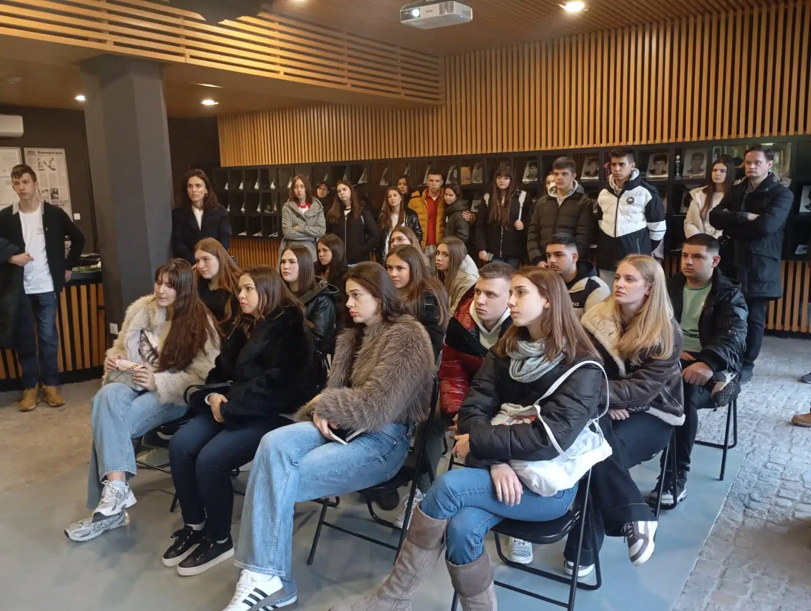 Učenici iz Tuzle i Sjeverne Makedonije posjetili Memorijalni centar ”Kapija” (FOTO)