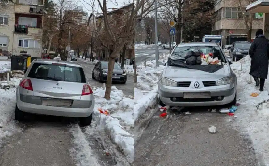 Parking papak u Tuzli blokirao stazu pješacima, građani mu vozilo zatrpali smećem