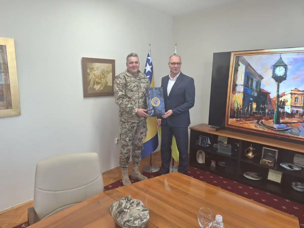 Gradonačelnik Lugavić razgovarao sa predstavnicima 2. pješadijskog puka Oružanih snaga BiH