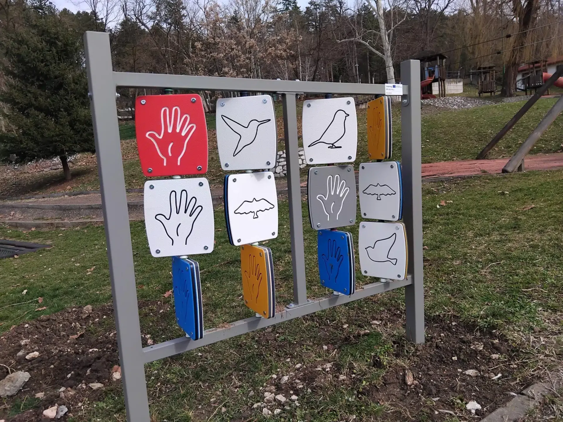 Unapređenje dječijih igrališta u Tuzli, postavljene nove interaktivne sprave (FOTO)