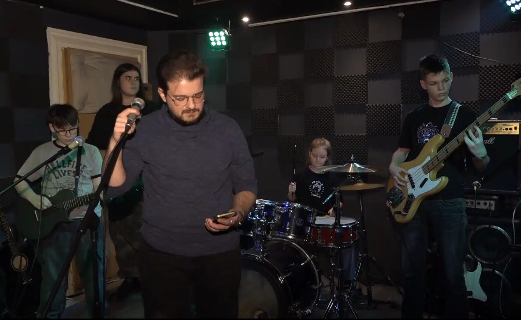 Mladi muzičari Tuzle pokazali znanje: Koncert polaznika Tuzla Rock School okupio ljubitelje rocka (VIDEO)