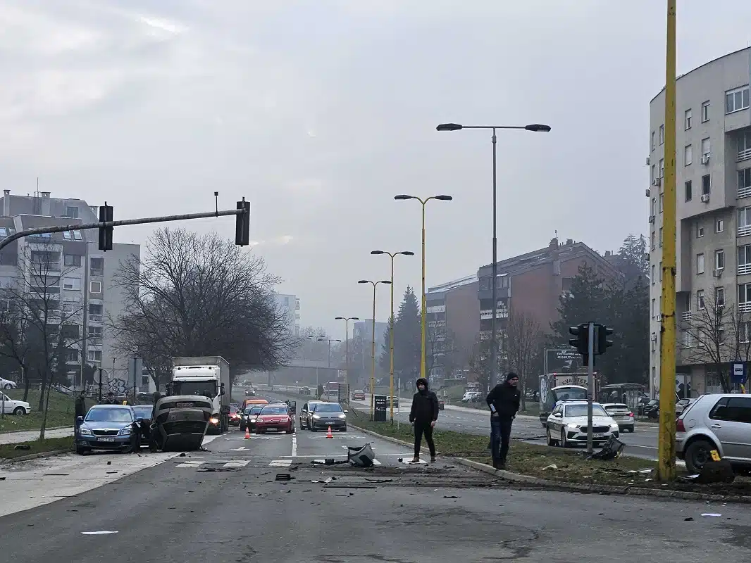 Teška saobraćajna nesreća u Tuzli, obustavljen saobraćaj na dijelu južne magistrale