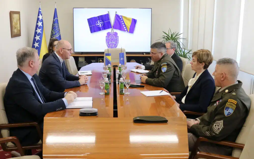 Gradonačelnik Tuzle i komandant NATO štaba o sigurnosti, razvoju i euroatlantskim integracijama