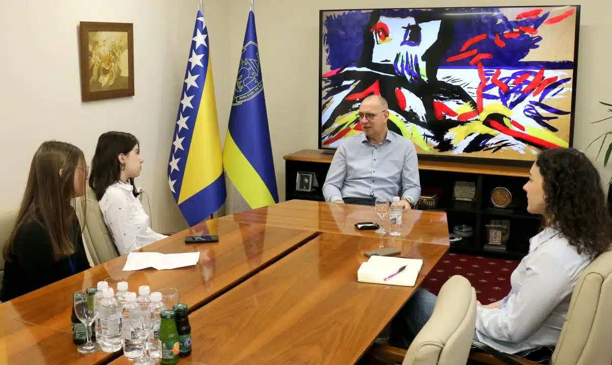 Gradonačelnik Lugavić razgovarao s učenicama Gimnazije „Meša Selimović“