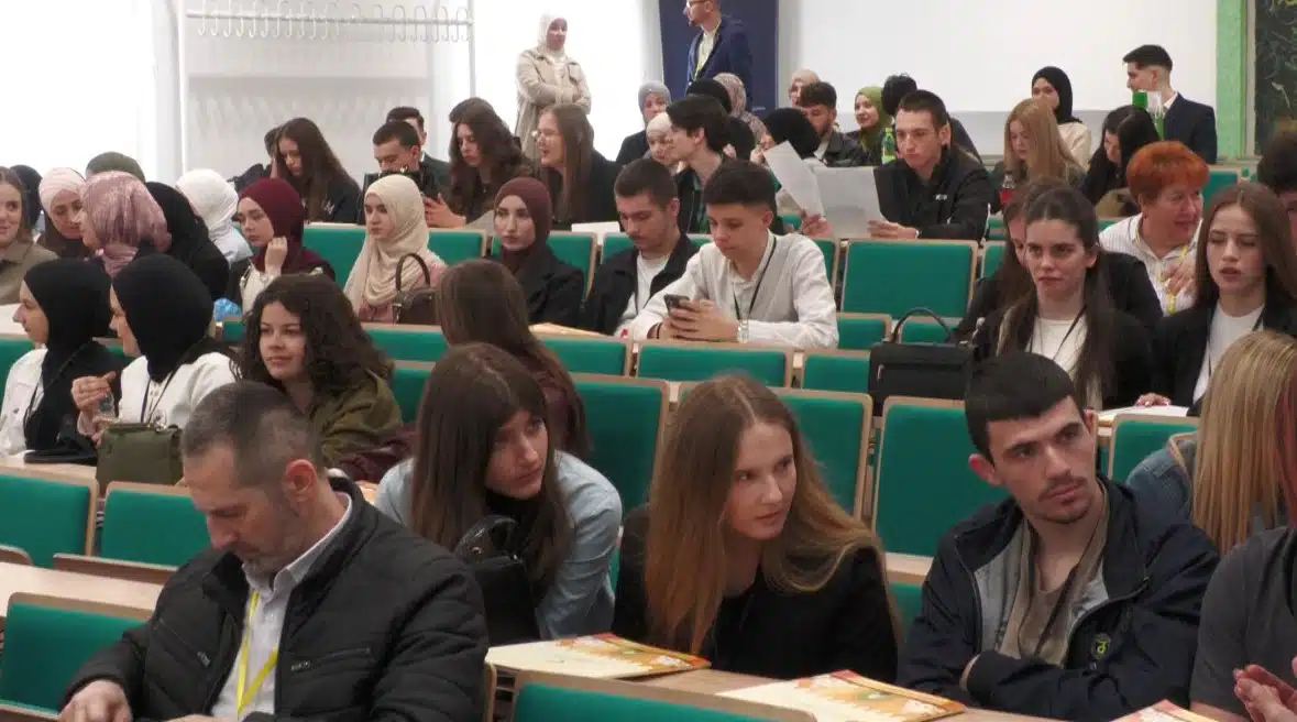 Srednjoškolci iz BiH, Hrvatske i Srbije na debati u Tuzli (VIDEO)