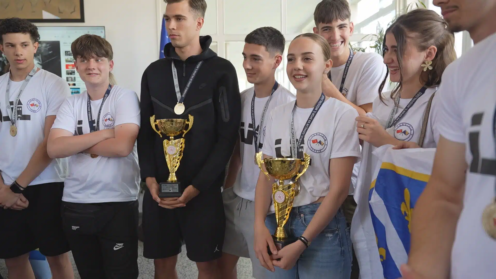 Učenici Ekonomske škole Tuzla iz Istanbula se vratili s medaljama, u školi upriličen doček (VIDEO)