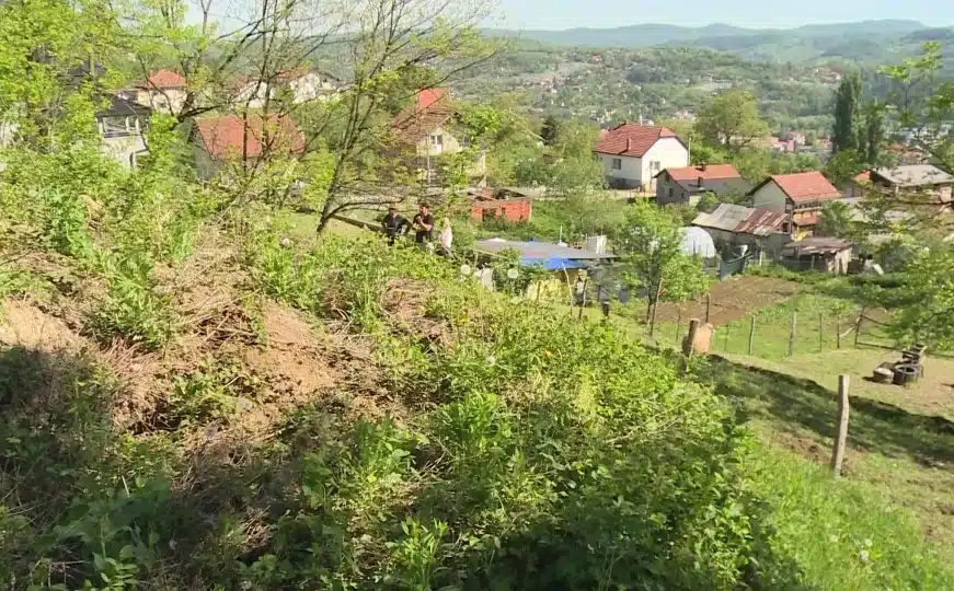 Klizište u Tuzli prijeti kućama, mještani bez pomoći nadležnih