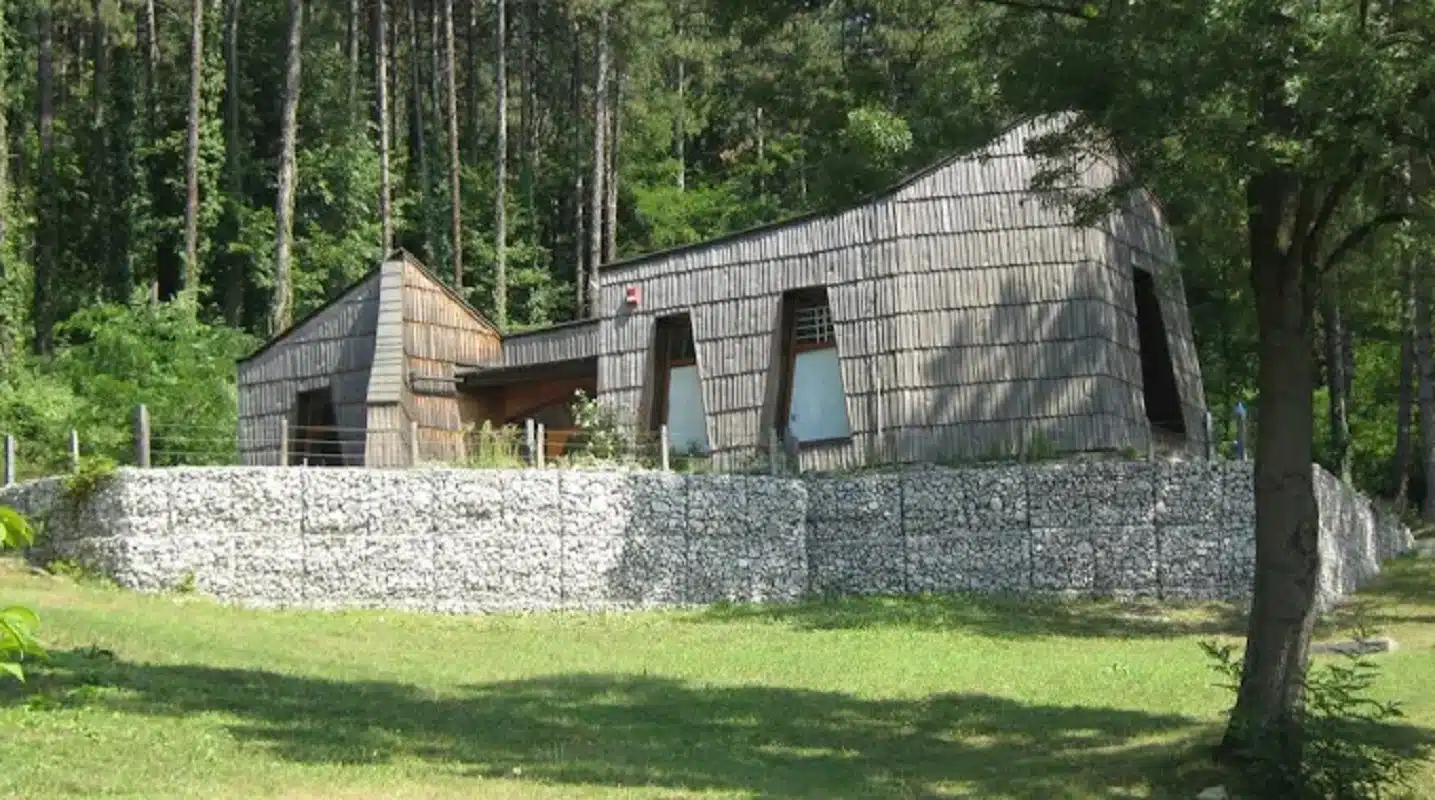 Napad na Kuću plamena mira u Tuzli: Poziv institucijama da hitno istraže slučaj