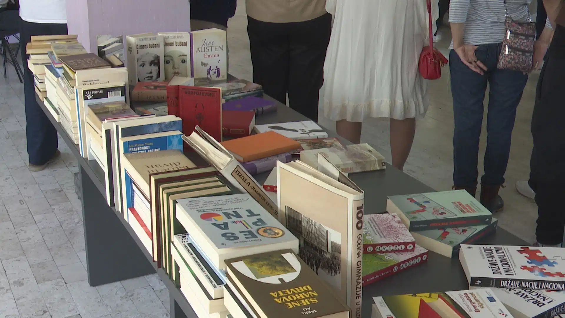 Bivši učenici donirali knjige biblioteci Gimnazije „Meša Selimović“ u Tuzli (VIDEO)