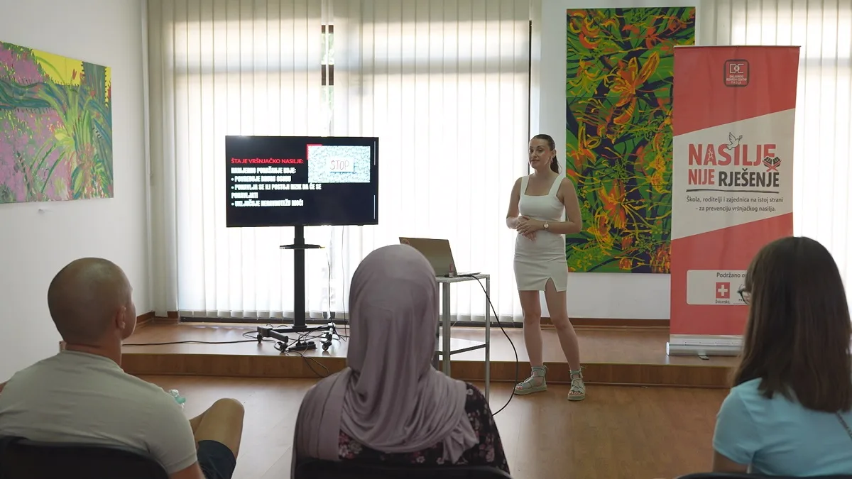 U Tuzli održan panel „Nasilje nije rješenje“: Svako peto dijete žrtva je vršnjačkog nasilja (VIDEO)