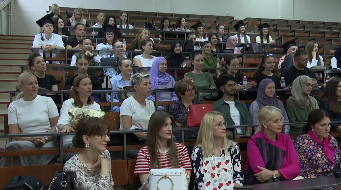 Filozofski fakultet Univerziteta u Tuzli svečano ispratio 89 apsolvenata (VIDEO)
