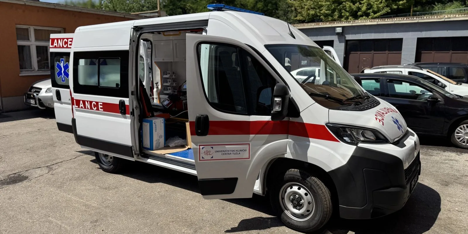 UKC Tuzla bogatiji za novo sanitetsko vozilo vrijedno 200.000 KM