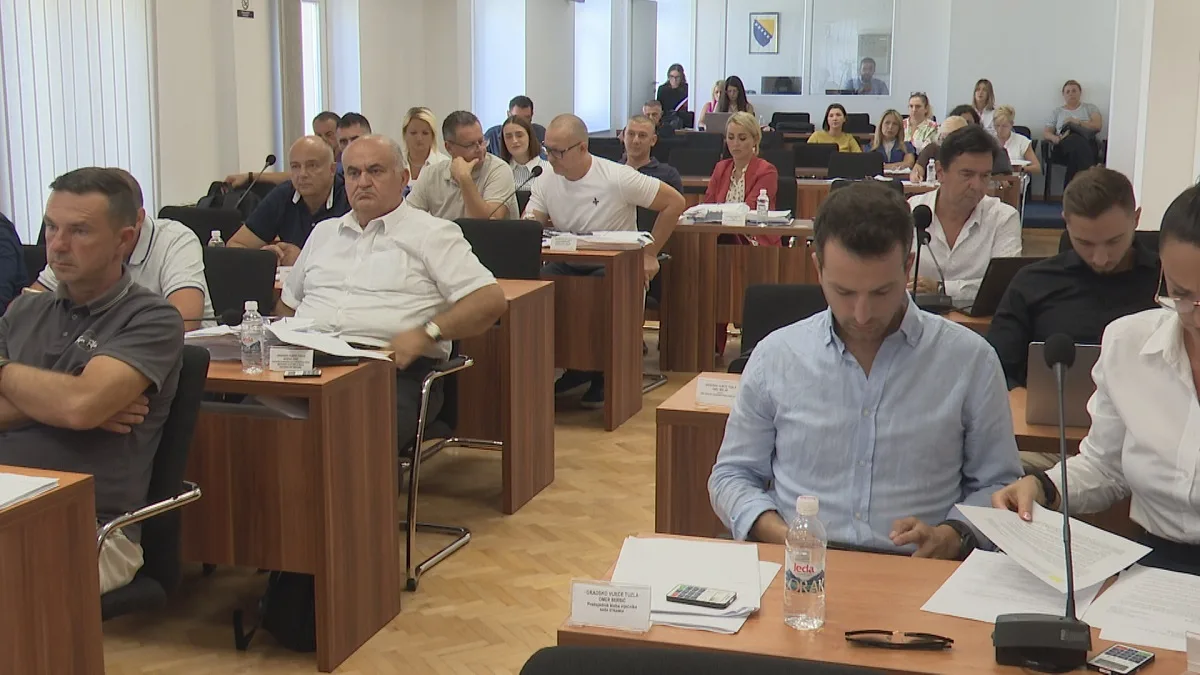 Gradsko vijeće Tuzla: Usvojene odluke o stanovima, poslovnim prostorima i novom poligonu za obuku vozača u Husinu (VIDEO)
